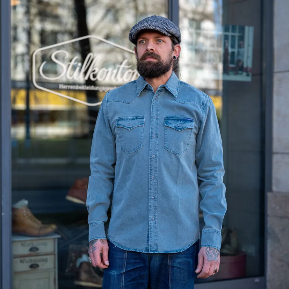 Schmales Blaumann Hemd überfärbt blau